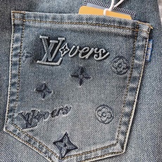 LouisVuitton 路易威登 2026FW早秋新品 复古刺绣直筒牛仔裤👖 重磅水洗牛仔面料,经过复古石洗工艺打磨, LouisVuitton 路易威登 2026FW早秋新品 复古刺绣直筒牛仔裤👖 重磅水洗牛仔面料,经过复古石洗工艺打磨,