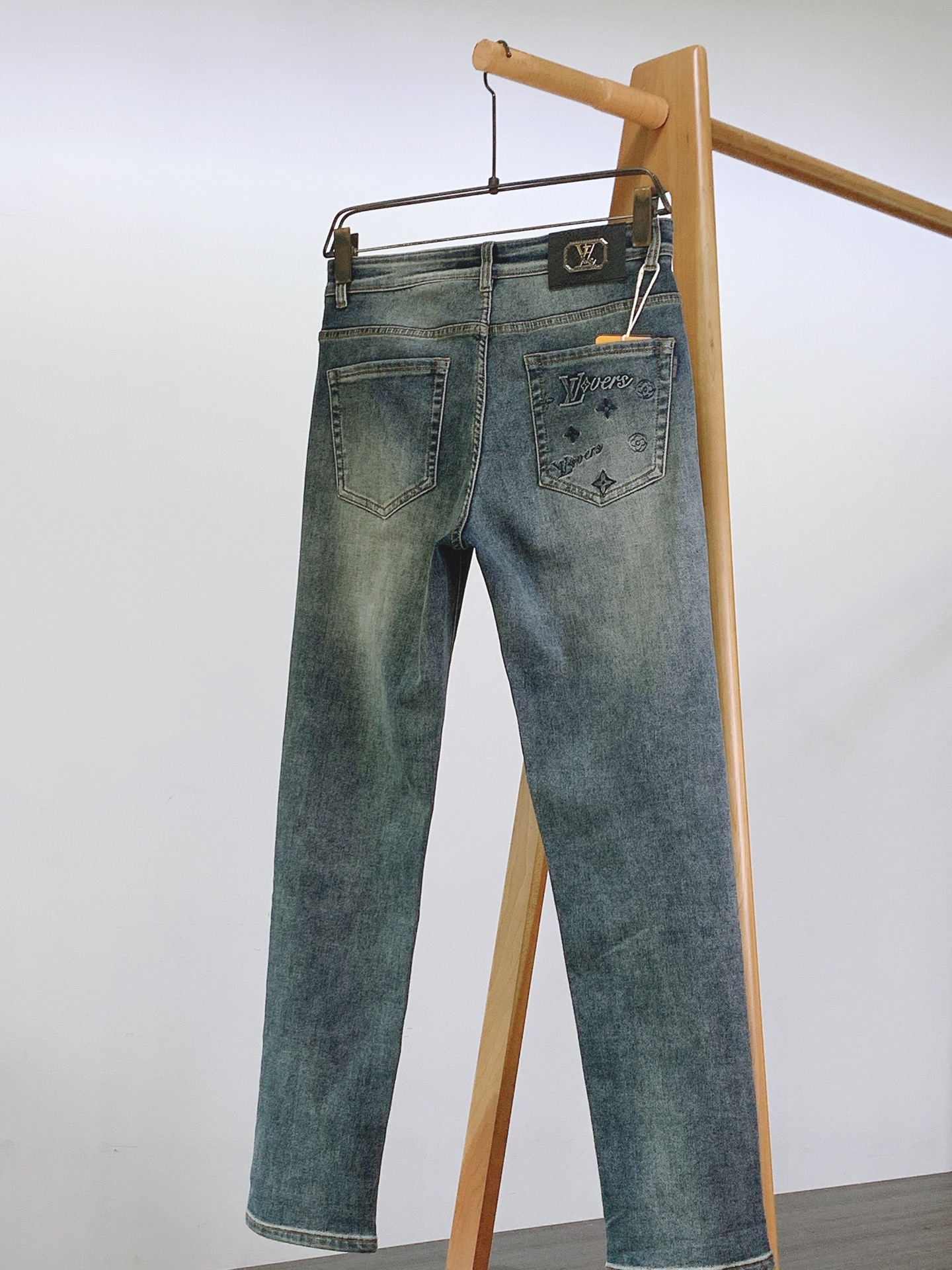 LouisVuitton 路易威登 2026FW早秋新品 复古刺绣直筒牛仔裤👖 重磅水洗牛仔面料,经过复古石洗工艺打磨, LouisVuitton 路易威登 2026FW早秋新品 复古刺绣直筒牛仔裤👖 重磅水洗牛仔面料,经过复古石洗工艺打磨,