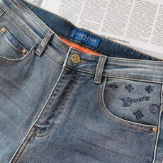 LouisVuitton 路易威登 2026FW早秋新品 复古刺绣直筒牛仔裤👖 重磅水洗牛仔面料,经过复古石洗工艺打磨, LouisVuitton 路易威登 2026FW早秋新品 复古刺绣直筒牛仔裤👖 重磅水洗牛仔面料,经过复古石洗工艺打磨,