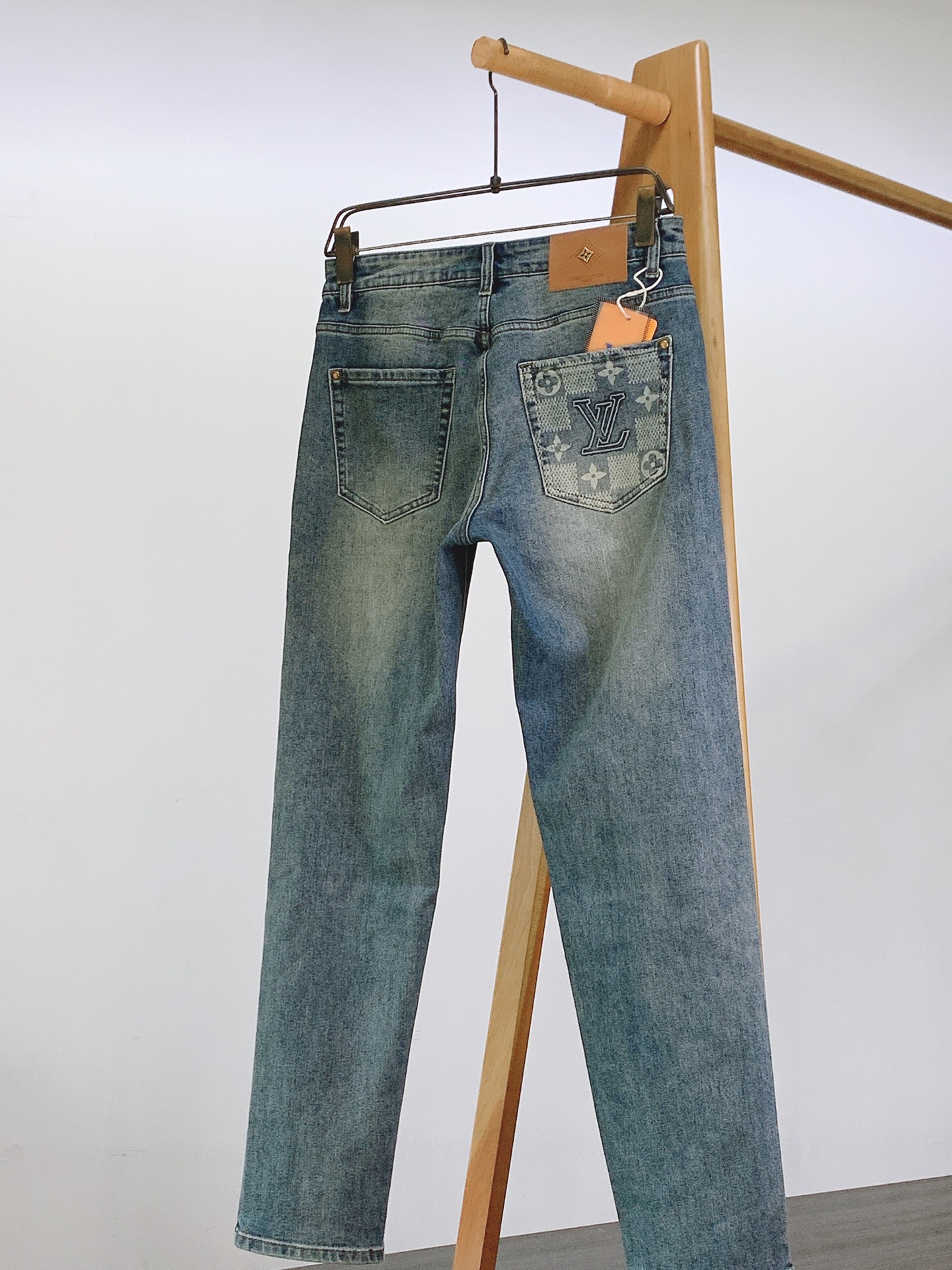 LouisVuitton 路易威登 2026FW早秋新品 复古水洗牛仔裤👖 重磅牛仔面料经过重工水洗打磨 柔和复古蓝调, LouisVuitton 路易威登 2026FW早秋新品 复古水洗牛仔裤👖 重磅牛仔面料经过重工水洗打磨 柔和复古蓝调,