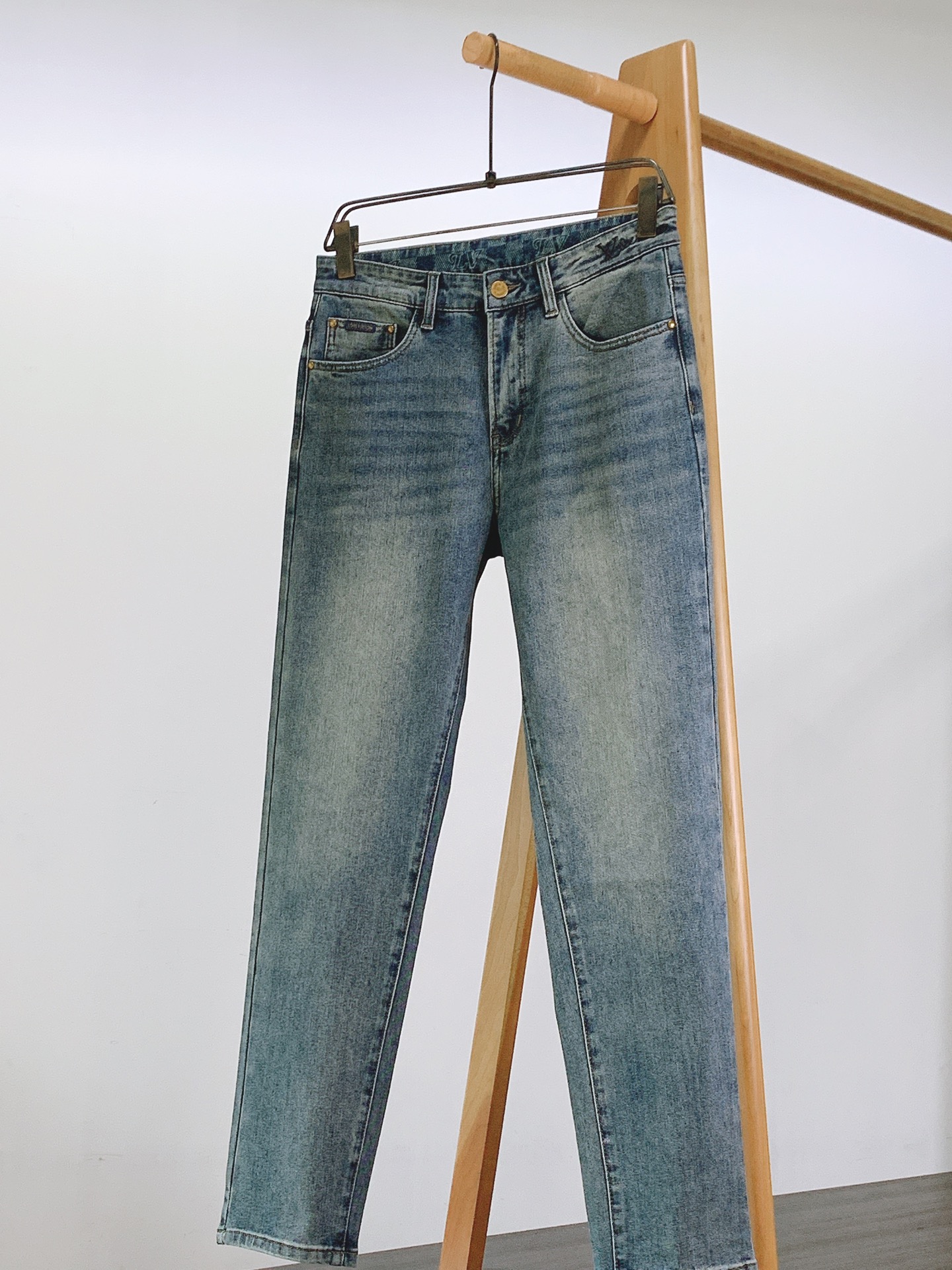 LouisVuitton 路易威登 2026FW早秋新品 复古水洗牛仔裤👖 重磅牛仔面料经过重工水洗打磨 柔和复古蓝调, LouisVuitton 路易威登 2026FW早秋新品 复古水洗牛仔裤👖 重磅牛仔面料经过重工水洗打磨 柔和复古蓝调,