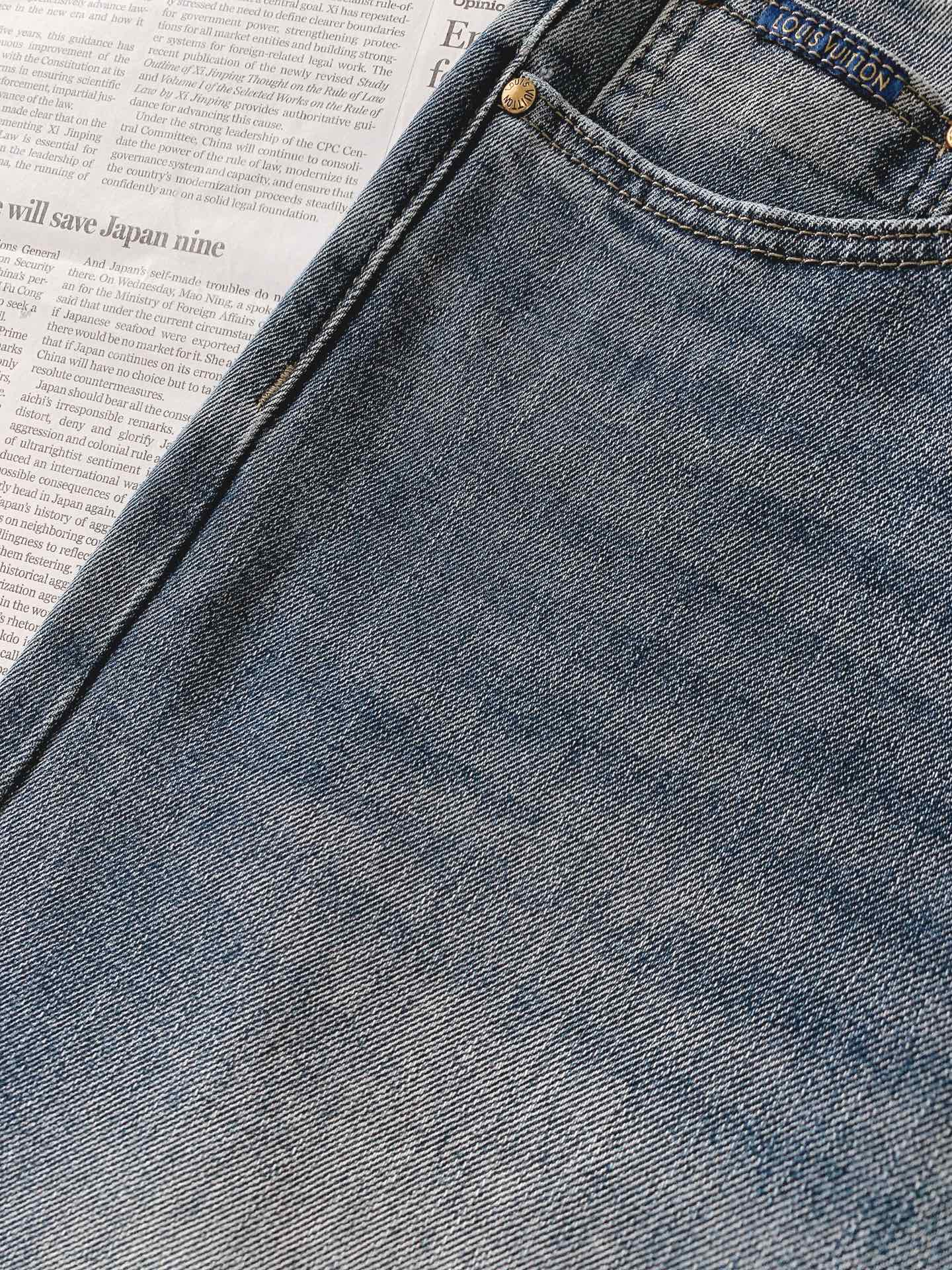 LouisVuitton 路易威登 2026FW早秋新品 复古水洗牛仔裤👖 重磅牛仔面料经过重工水洗打磨 柔和复古蓝调, LouisVuitton 路易威登 2026FW早秋新品 复古水洗牛仔裤👖 重磅牛仔面料经过重工水洗打磨 柔和复古蓝调,