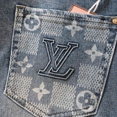 LouisVuitton 路易威登 2026FW早秋新品 复古水洗牛仔裤👖 重磅牛仔面料经过重工水洗打磨 柔和复古蓝调, LouisVuitton 路易威登 2026FW早秋新品 复古水洗牛仔裤👖 重磅牛仔面料经过重工水洗打磨 柔和复古蓝调,