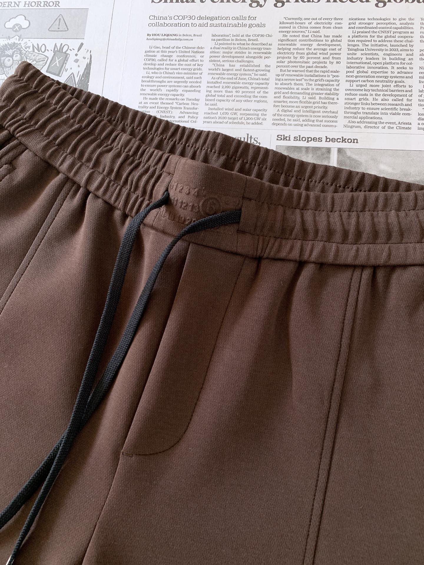Maison Margiela MM6 马丁马吉拉 2026FW早秋新品 弯刀休闲卫裤👖 松弛感穿搭的天花板 高垂感针织
