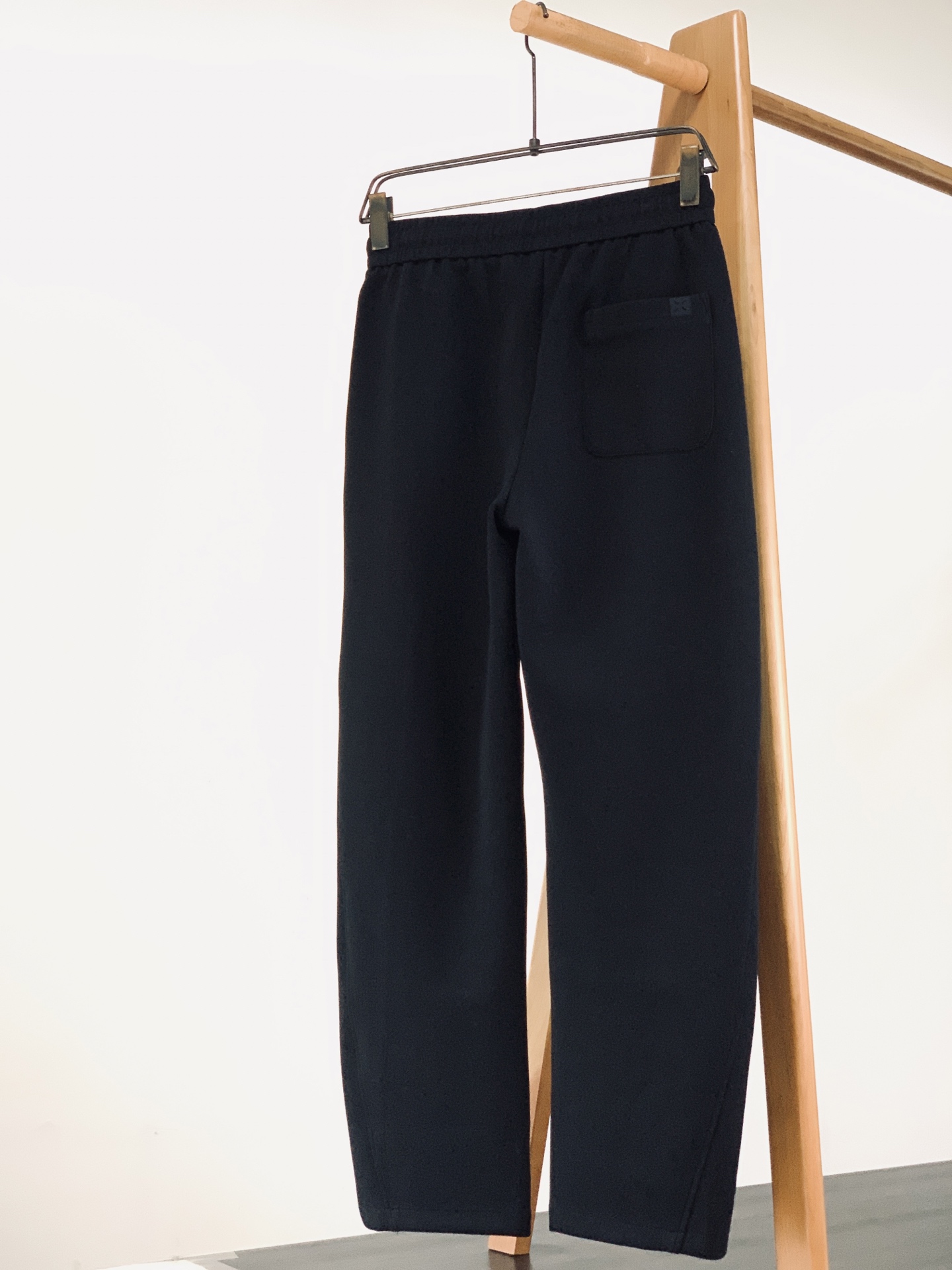 Maison Margiela MM6 马丁马吉拉 2026FW早秋新品 弯刀休闲卫裤👖 松弛感穿搭的天花板 高垂感针织