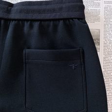 Dior Homme 迪奥·桀傲 2026FW早秋新品 经典蜜蜂🐝刺绣直筒休闲裤 高品质垂感针织面料,软糯亲肤,垂而不塌 Dior Homme 迪奥·桀傲 2026FW早秋新品 经典蜜蜂🐝刺绣直筒休闲裤 高品质垂感针织面料,软糯亲肤,垂而不塌