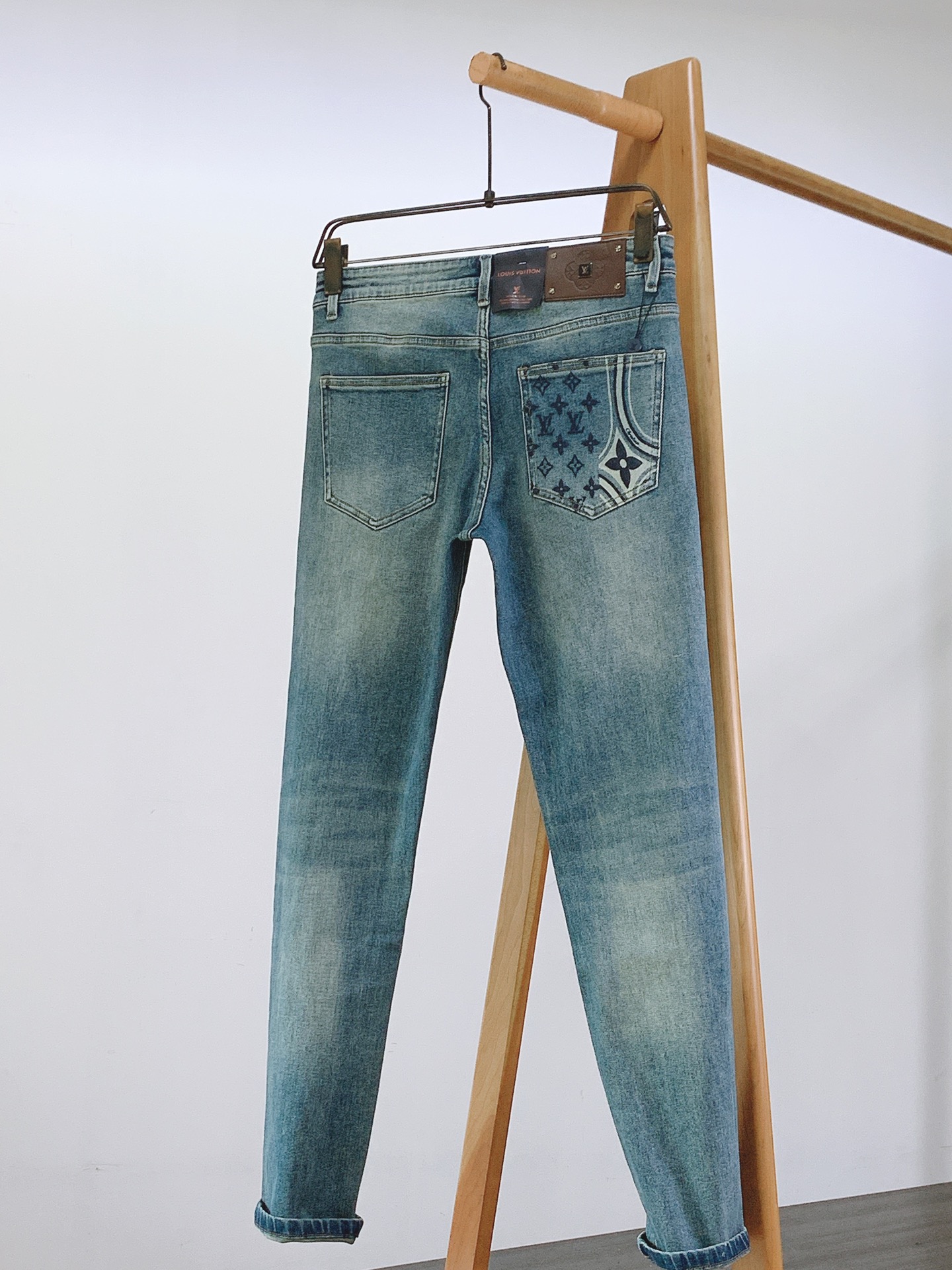 LouisVuitton 路易威登 2026FW早秋新品 复古水洗老花牛仔裤👖 高级水洗做旧牛仔蓝，把复古氛围感直接拉满