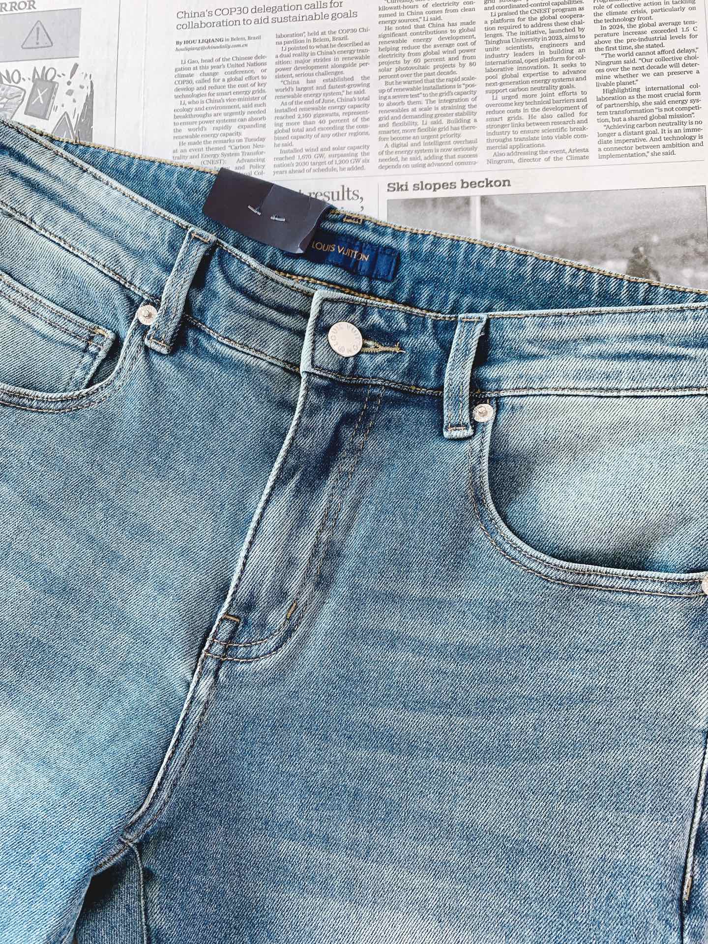 LouisVuitton 路易威登 2026FW早秋新品 复古水洗老花牛仔裤👖 高级水洗做旧牛仔蓝，把复古氛围感直接拉满