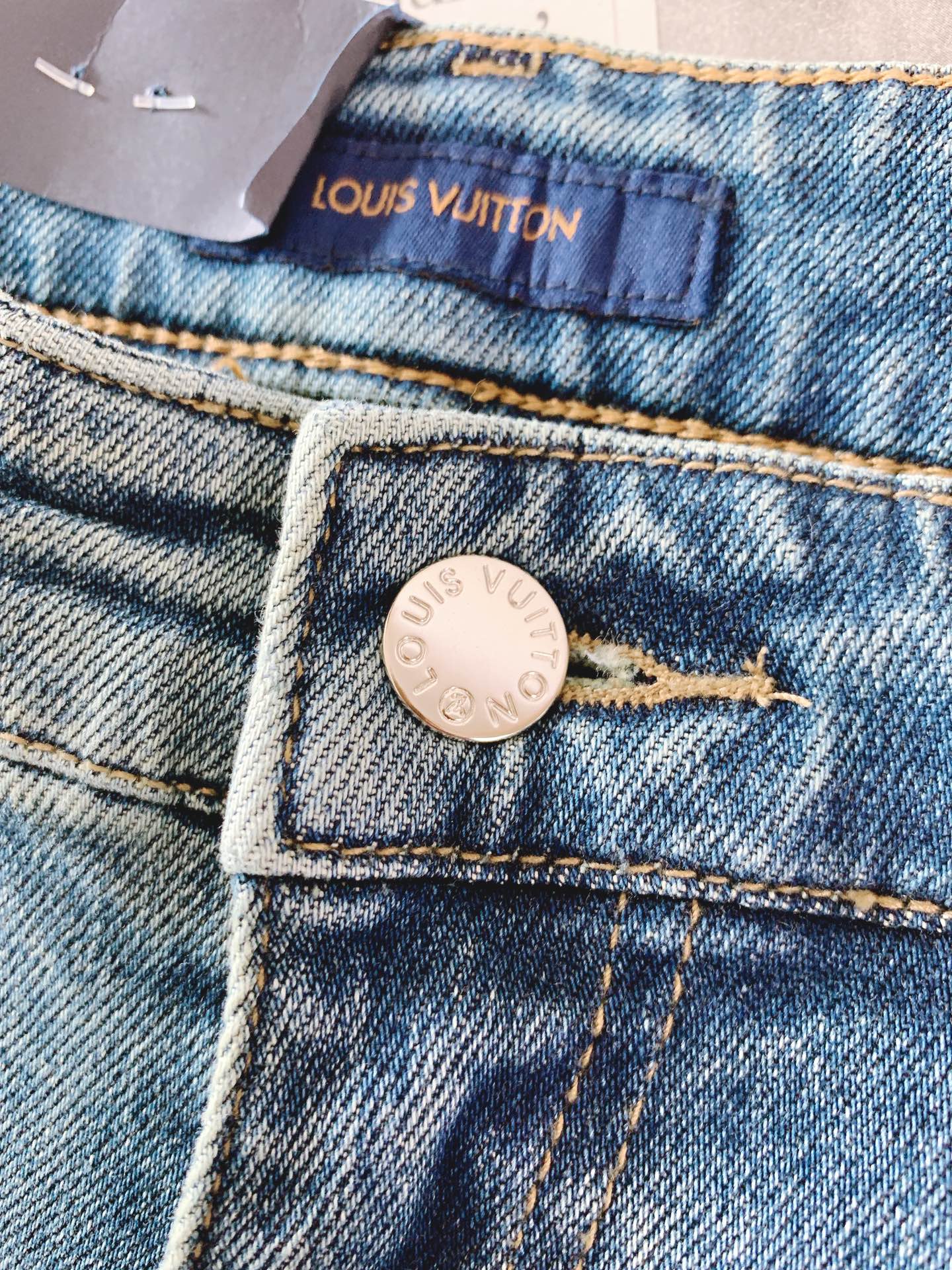 LouisVuitton 路易威登 2026FW早秋新品 复古水洗老花牛仔裤👖 高级水洗做旧牛仔蓝，把复古氛围感直接拉满