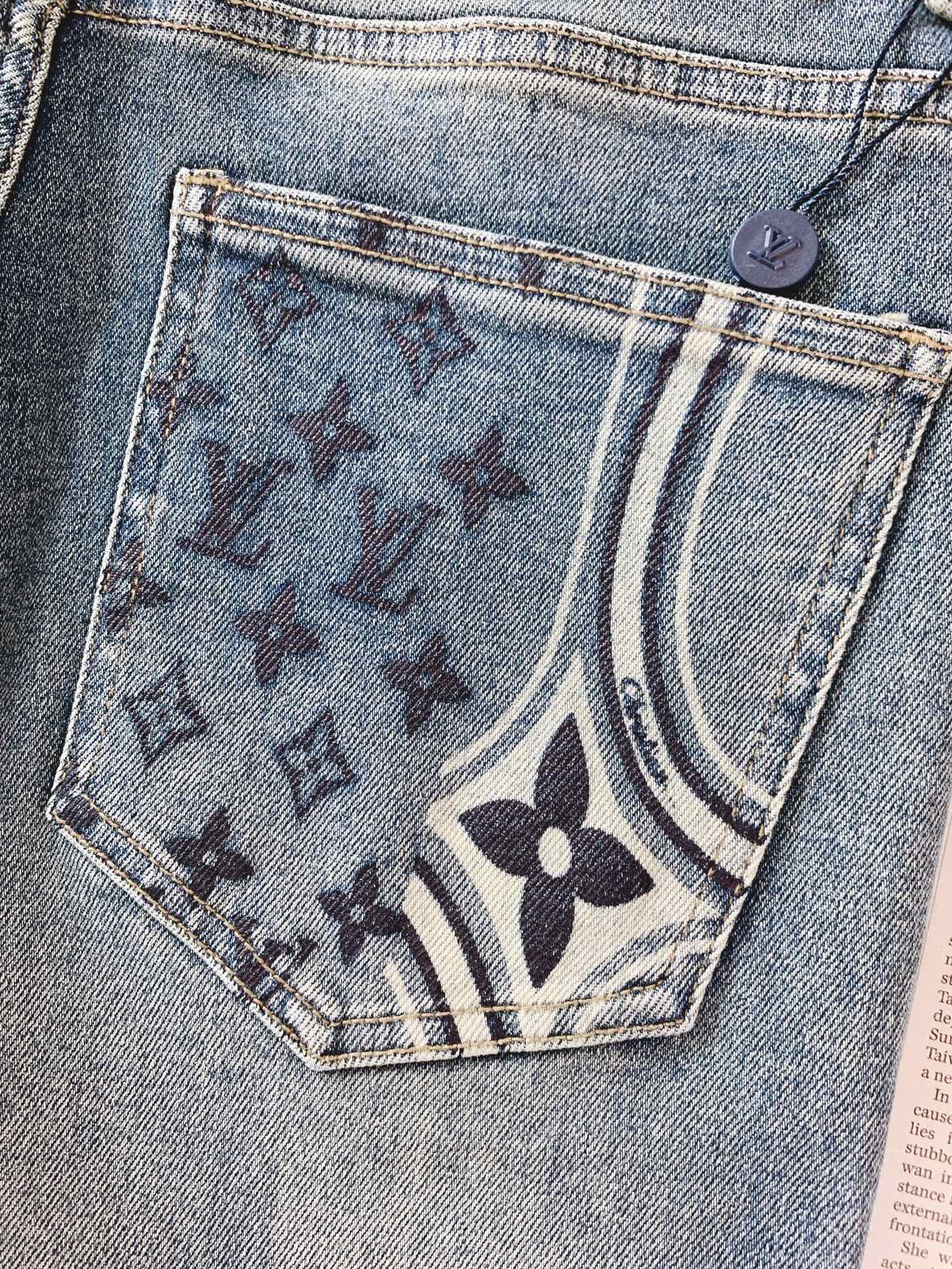 LouisVuitton 路易威登 2026FW早秋新品 复古水洗老花牛仔裤👖 高级水洗做旧牛仔蓝，把复古氛围感直接拉满