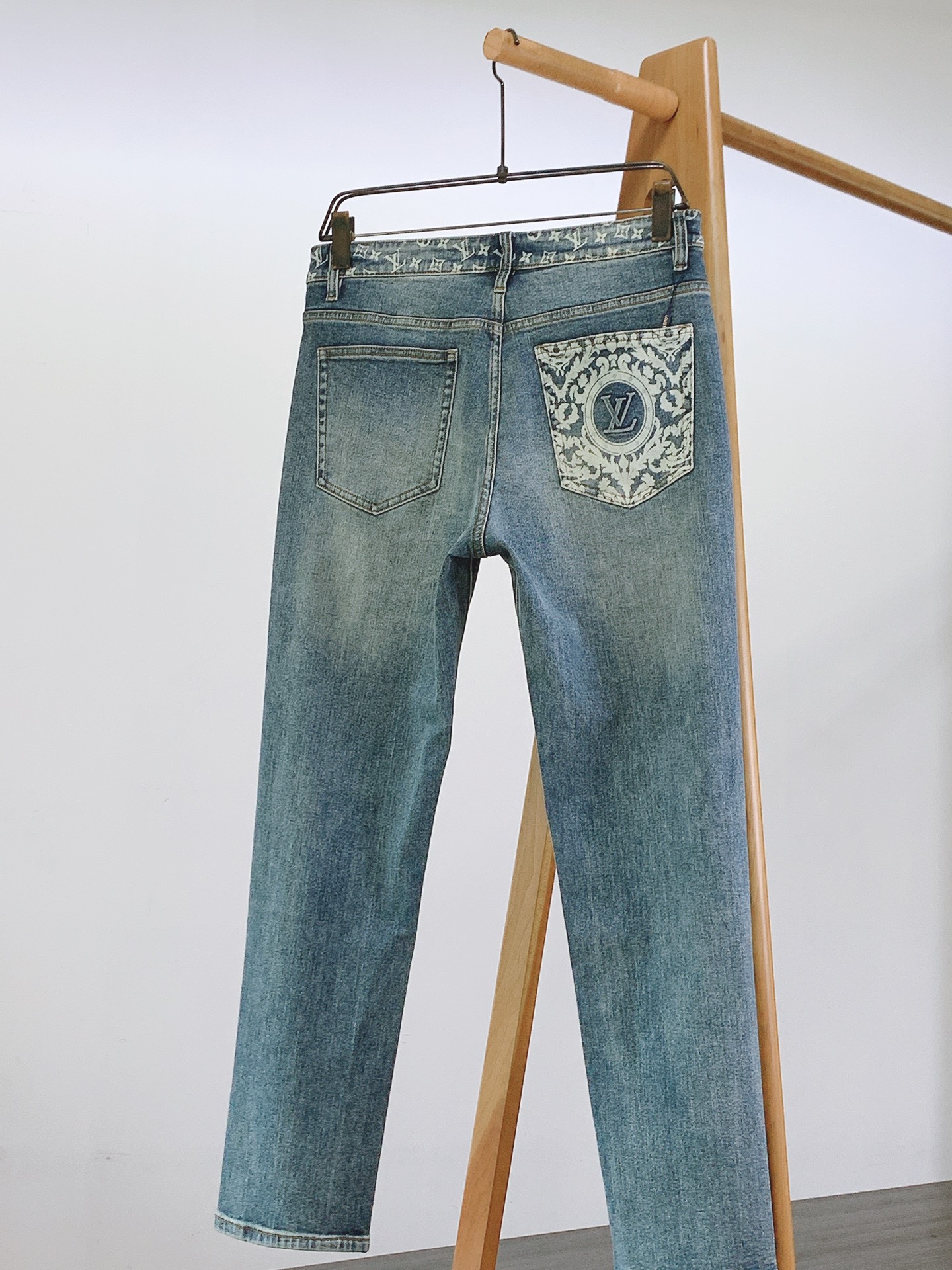 LouisVuitton 路易威登 2026FW早秋新品 复古老花牛仔裤👖 重磅水洗牛仔料子，复古做旧蓝调高级耐看 腰间