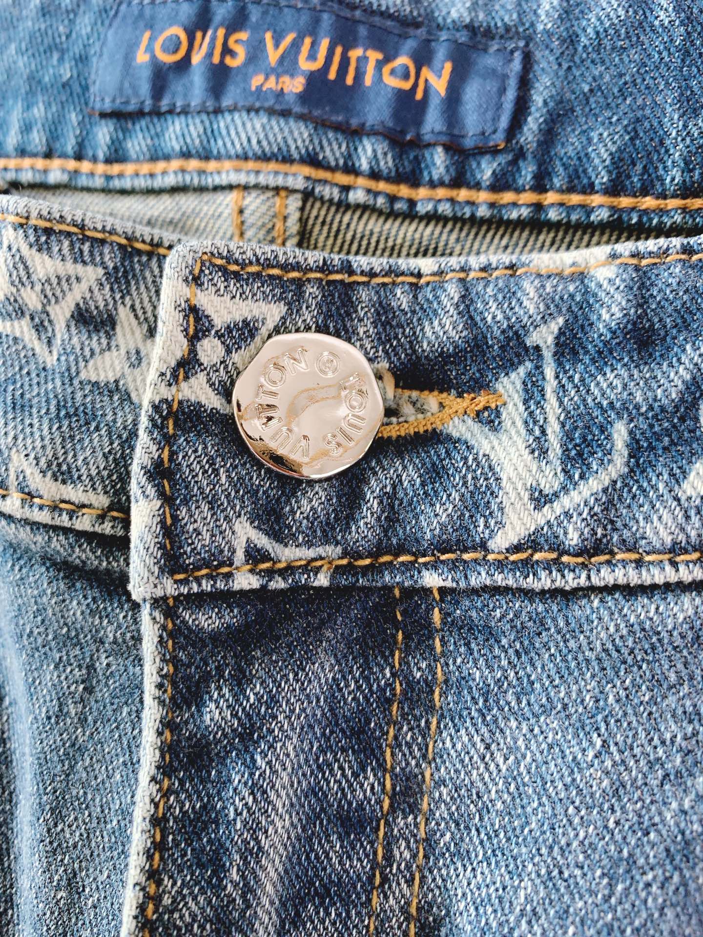 LouisVuitton 路易威登 2026FW早秋新品 复古老花牛仔裤👖 重磅水洗牛仔料子，复古做旧蓝调高级耐看 腰间