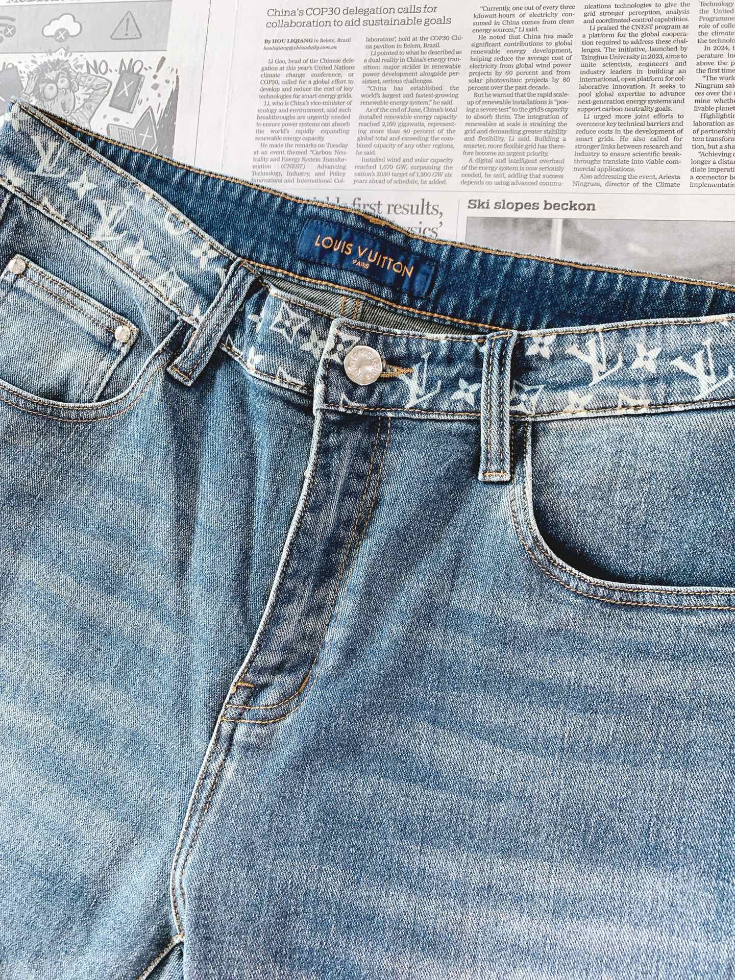 LouisVuitton 路易威登 2026FW早秋新品 复古老花牛仔裤👖 重磅水洗牛仔料子，复古做旧蓝调高级耐看 腰间