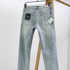 Prada 普拉达 2026FW早秋新品 暗纹水洗直筒牛仔裤👖 自带低调轻奢气质,重磅牛仔面料经复古石磨水洗,柔和浅蓝做 Prada 普拉达 2026FW早秋新品 暗纹水洗直筒牛仔裤👖 自带低调轻奢气质,重磅牛仔面料经复古石磨水洗,柔和浅蓝做