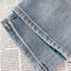 Prada 普拉达 2026FW早秋新品 暗纹水洗直筒牛仔裤👖 自带低调轻奢气质,重磅牛仔面料经复古石磨水洗,柔和浅蓝做 Prada 普拉达 2026FW早秋新品 暗纹水洗直筒牛仔裤👖 自带低调轻奢气质,重磅牛仔面料经复古石磨水洗,柔和浅蓝做