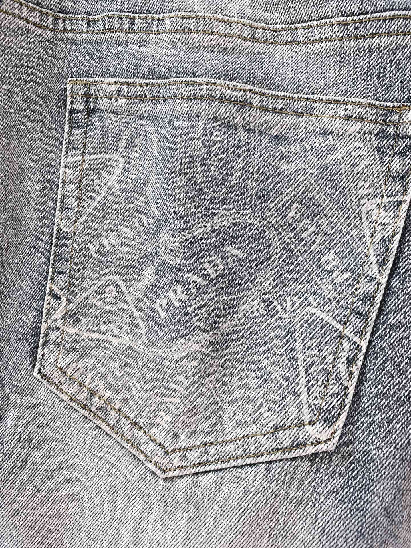 Prada 普拉达 2026FW早秋新品 暗纹水洗直筒牛仔裤👖 自带低调轻奢气质,重磅牛仔面料经复古石磨水洗,柔和浅蓝做 Prada 普拉达 2026FW早秋新品 暗纹水洗直筒牛仔裤👖 自带低调轻奢气质,重磅牛仔面料经复古石磨水洗,柔和浅蓝做