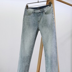 Prada 普拉达 2026FW早秋新品 暗纹水洗直筒牛仔裤👖 自带低调轻奢气质,重磅牛仔面料经复古石磨水洗,柔和浅蓝做 Prada 普拉达 2026FW早秋新品 暗纹水洗直筒牛仔裤👖 自带低调轻奢气质,重磅牛仔面料经复古石磨水洗,柔和浅蓝做