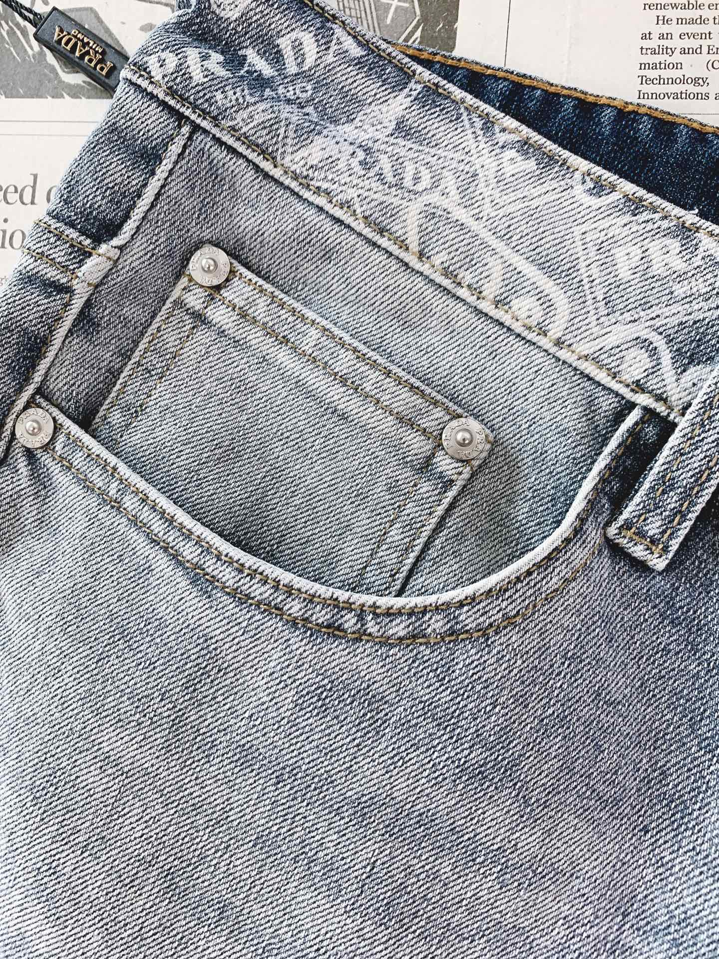Prada 普拉达 2026FW早秋新品 暗纹水洗直筒牛仔裤👖 自带低调轻奢气质,重磅牛仔面料经复古石磨水洗,柔和浅蓝做 Prada 普拉达 2026FW早秋新品 暗纹水洗直筒牛仔裤👖 自带低调轻奢气质,重磅牛仔面料经复古石磨水洗,柔和浅蓝做