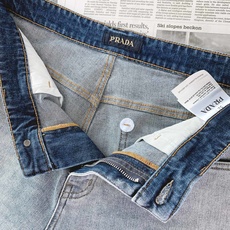 Prada 普拉达 2026FW早秋新品 暗纹水洗直筒牛仔裤👖 自带低调轻奢气质,重磅牛仔面料经复古石磨水洗,柔和浅蓝做 Prada 普拉达 2026FW早秋新品 暗纹水洗直筒牛仔裤👖 自带低调轻奢气质,重磅牛仔面料经复古石磨水洗,柔和浅蓝做