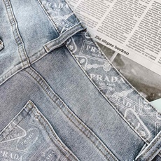 Prada 普拉达 2026FW早秋新品 暗纹水洗直筒牛仔裤👖 自带低调轻奢气质,重磅牛仔面料经复古石磨水洗,柔和浅蓝做 Prada 普拉达 2026FW早秋新品 暗纹水洗直筒牛仔裤👖 自带低调轻奢气质,重磅牛仔面料经复古石磨水洗,柔和浅蓝做