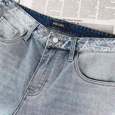 Prada 普拉达 2026FW早秋新品 暗纹水洗直筒牛仔裤👖 自带低调轻奢气质,重磅牛仔面料经复古石磨水洗,柔和浅蓝做 Prada 普拉达 2026FW早秋新品 暗纹水洗直筒牛仔裤👖 自带低调轻奢气质,重磅牛仔面料经复古石磨水洗,柔和浅蓝做