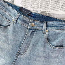 LouisVuitton 路易威登 2026FW早秋新品 刺绣水洗牛仔裤👖 高级浅蓝水洗色调,复古氛围感拉满。 甄选重磅 LouisVuitton 路易威登 2026FW早秋新品 刺绣水洗牛仔裤👖 高级浅蓝水洗色调,复古氛围感拉满。 甄选重磅