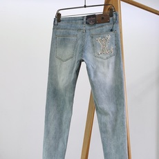 LouisVuitton 路易威登 2026FW早秋新品 刺绣水洗牛仔裤👖 高级浅蓝水洗色调,复古氛围感拉满。 甄选重磅 LouisVuitton 路易威登 2026FW早秋新品 刺绣水洗牛仔裤👖 高级浅蓝水洗色调,复古氛围感拉满。 甄选重磅
