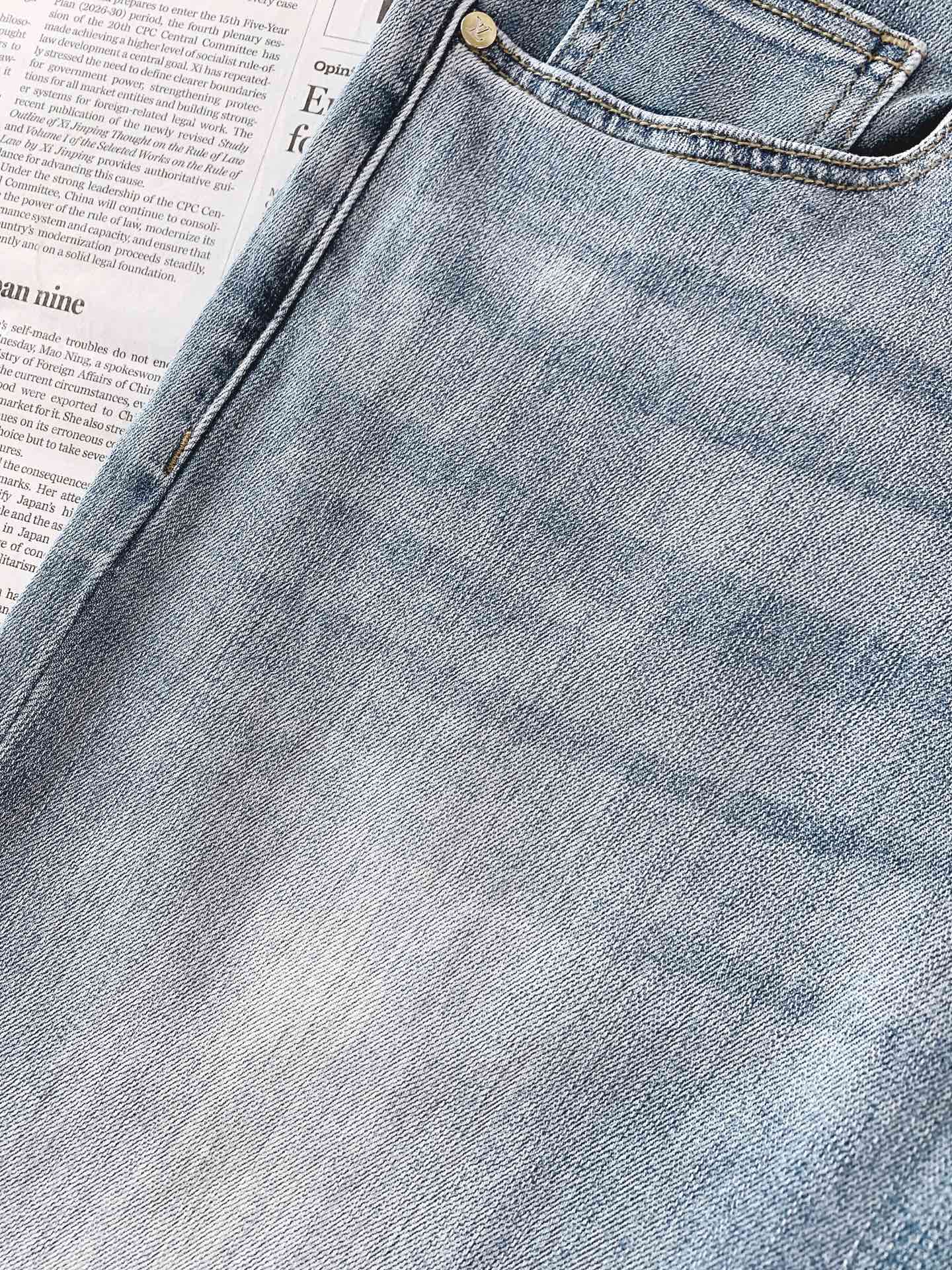 LouisVuitton 路易威登 2026FW早秋新品 刺绣水洗牛仔裤👖 高级浅蓝水洗色调,复古氛围感拉满。 甄选重磅 LouisVuitton 路易威登 2026FW早秋新品 刺绣水洗牛仔裤👖 高级浅蓝水洗色调,复古氛围感拉满。 甄选重磅