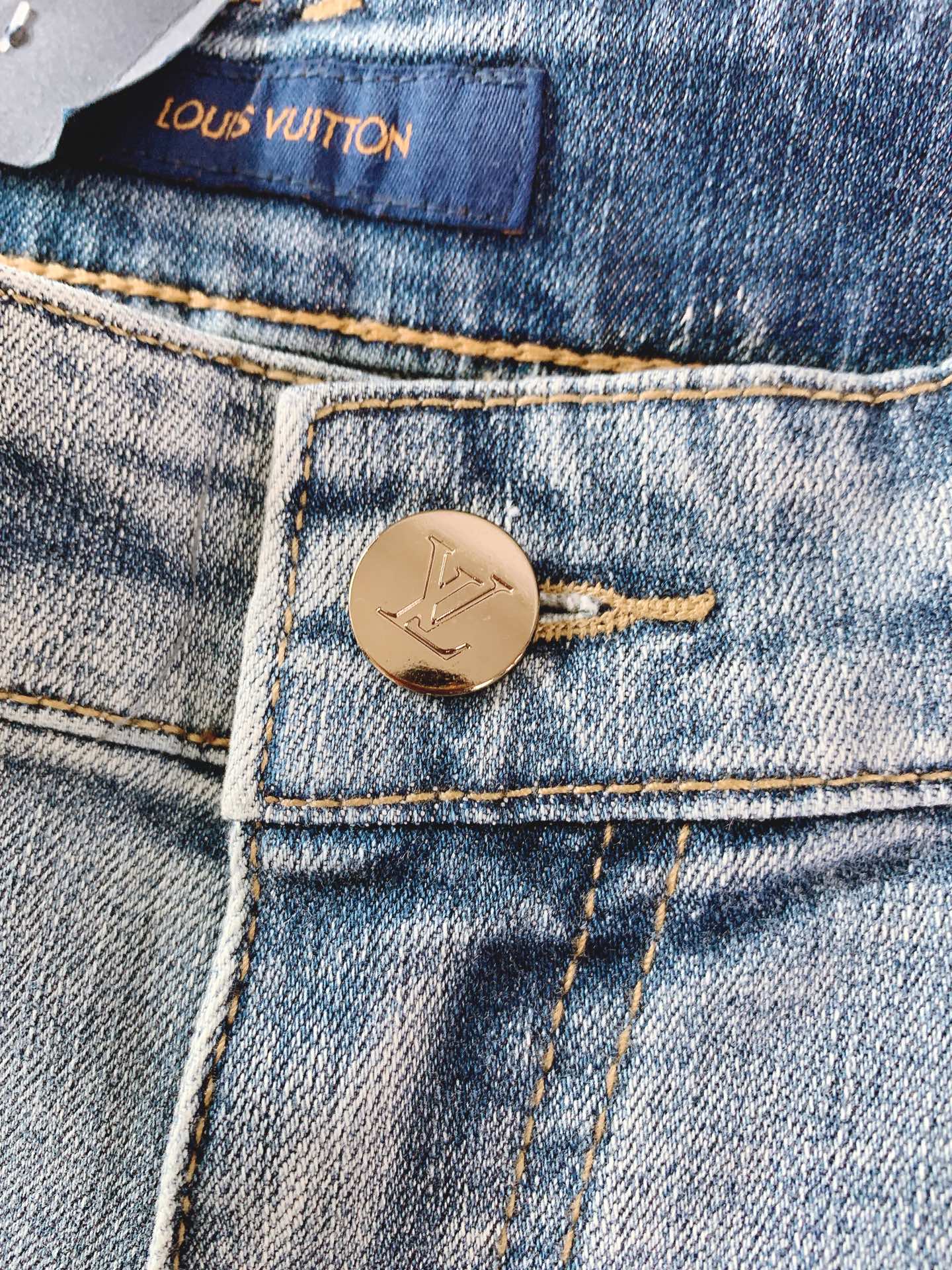 LouisVuitton 路易威登 2026FW早秋新品 刺绣水洗牛仔裤👖 高级浅蓝水洗色调,复古氛围感拉满。 甄选重磅 LouisVuitton 路易威登 2026FW早秋新品 刺绣水洗牛仔裤👖 高级浅蓝水洗色调,复古氛围感拉满。 甄选重磅