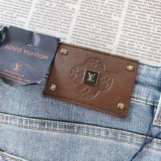 LouisVuitton 路易威登 2026FW早秋新品 刺绣水洗牛仔裤👖 高级浅蓝水洗色调,复古氛围感拉满。 甄选重磅 LouisVuitton 路易威登 2026FW早秋新品 刺绣水洗牛仔裤👖 高级浅蓝水洗色调,复古氛围感拉满。 甄选重磅