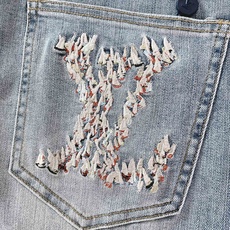 LouisVuitton 路易威登 2026FW早秋新品 刺绣水洗牛仔裤👖 高级浅蓝水洗色调,复古氛围感拉满。 甄选重磅 LouisVuitton 路易威登 2026FW早秋新品 刺绣水洗牛仔裤👖 高级浅蓝水洗色调,复古氛围感拉满。 甄选重磅