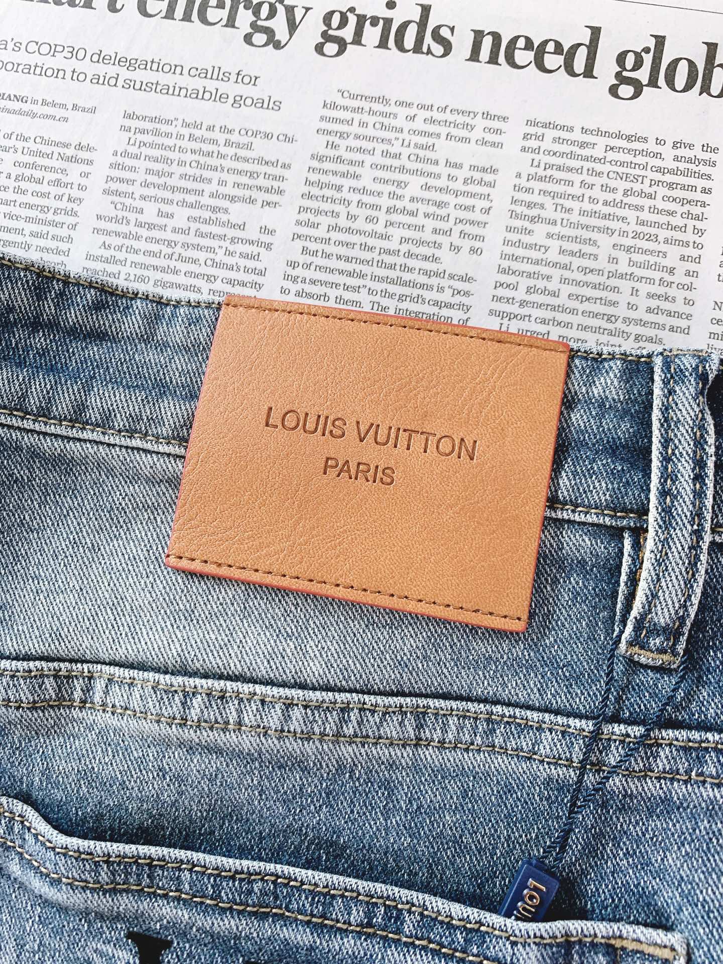 LouisVuitton 路易威登 2026FW早秋新品 老花印花牛仔裤👖 复古渐变水洗蓝，质感高级耐看。甄选重磅牛仔面