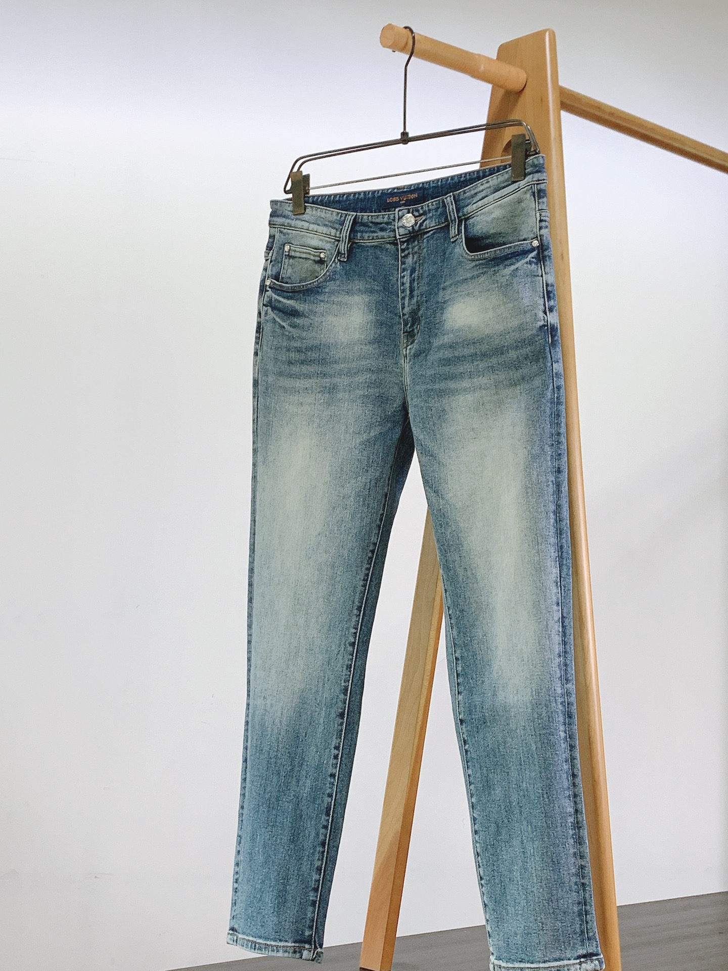 LouisVuitton 路易威登 2026FW早秋新品 老花印花牛仔裤👖 复古渐变水洗蓝,质感高级耐看。甄选重磅牛仔面 LouisVuitton 路易威登 2026FW早秋新品 老花印花牛仔裤👖 复古渐变水洗蓝,质感高级耐看。甄选重磅牛仔面