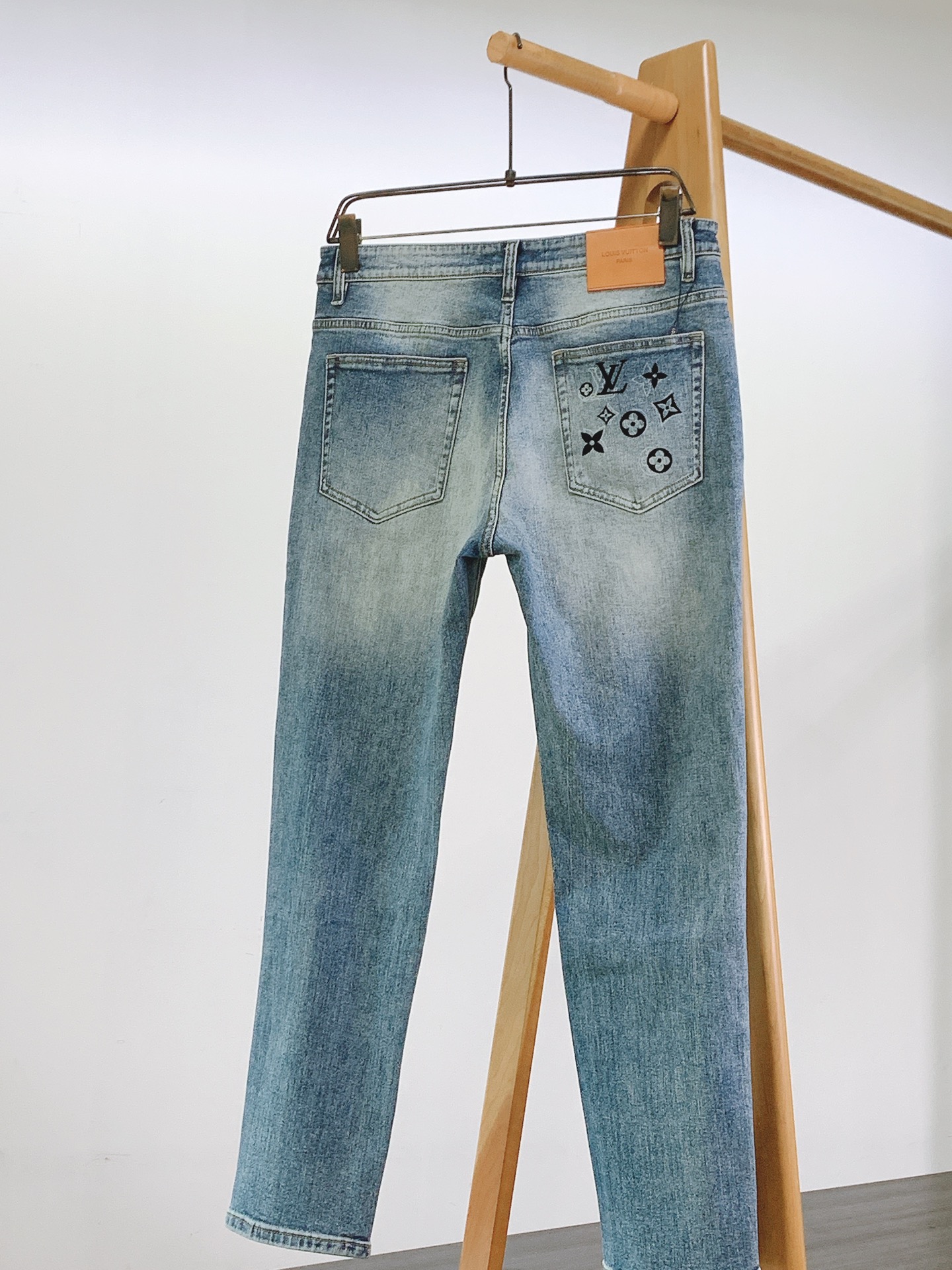LouisVuitton 路易威登 2026FW早秋新品 老花印花牛仔裤👖 复古渐变水洗蓝，质感高级耐看。甄选重磅牛仔面
