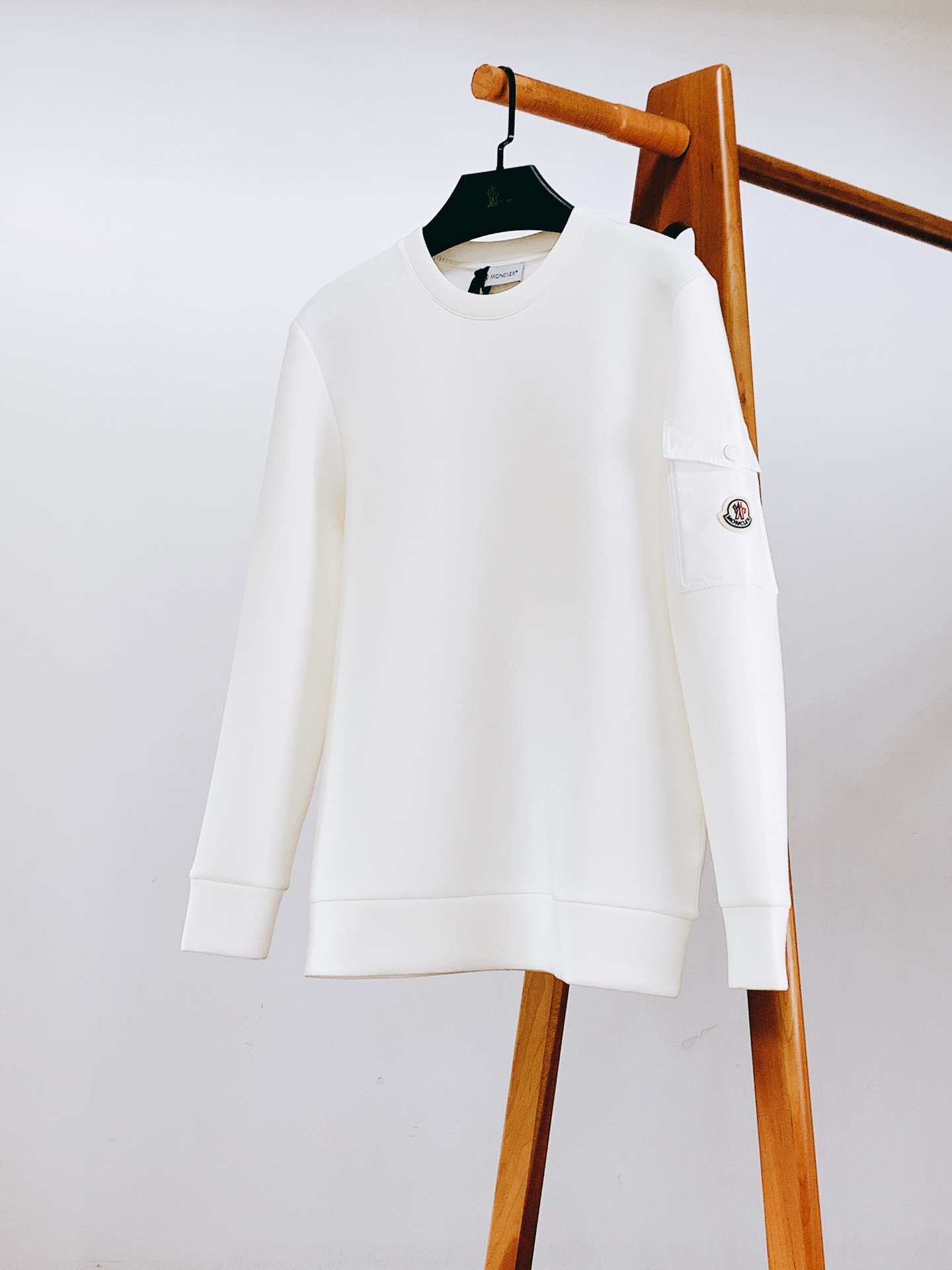 Moncler 蒙口 2026FW早秋新品 休闲圆领卫衣 永不过时的轻奢休闲单品 高克重空气层面料,上身软糯顺滑 锁温透 Moncler 蒙口 2026FW早秋新品 休闲圆领卫衣 永不过时的轻奢休闲单品 高克重空气层面料,上身软糯顺滑 锁温透