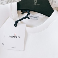 Moncler 蒙口 2026FW早秋新品 休闲圆领卫衣 永不过时的轻奢休闲单品 高克重空气层面料,上身软糯顺滑 锁温透 Moncler 蒙口 2026FW早秋新品 休闲圆领卫衣 永不过时的轻奢休闲单品 高克重空气层面料,上身软糯顺滑 锁温透