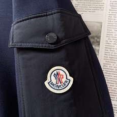 Moncler 蒙口 2026FW早秋新品 休闲圆领卫衣 永不过时的轻奢休闲单品 高克重空气层面料,上身软糯顺滑 锁温透 Moncler 蒙口 2026FW早秋新品 休闲圆领卫衣 永不过时的轻奢休闲单品 高克重空气层面料,上身软糯顺滑 锁温透