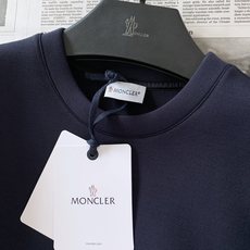 Moncler 蒙口 2026FW早秋新品 休闲圆领卫衣 永不过时的轻奢休闲单品 高克重空气层面料,上身软糯顺滑 锁温透 Moncler 蒙口 2026FW早秋新品 休闲圆领卫衣 永不过时的轻奢休闲单品 高克重空气层面料,上身软糯顺滑 锁温透