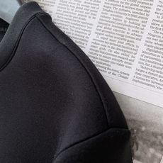 Moncler 蒙口 2026FW早秋新品 休闲圆领卫衣 永不过时的轻奢休闲单品 高克重空气层面料,上身软糯顺滑 锁温透 Moncler 蒙口 2026FW早秋新品 休闲圆领卫衣 永不过时的轻奢休闲单品 高克重空气层面料,上身软糯顺滑 锁温透