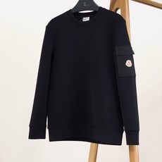 Moncler 蒙口 2026FW早秋新品 休闲圆领卫衣 永不过时的轻奢休闲单品 高克重空气层面料,上身软糯顺滑 锁温透 Moncler 蒙口 2026FW早秋新品 休闲圆领卫衣 永不过时的轻奢休闲单品 高克重空气层面料,上身软糯顺滑 锁温透