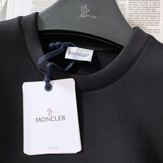 Moncler 蒙口 2026FW早秋新品 休闲圆领卫衣 永不过时的轻奢休闲单品 高克重空气层面料,上身软糯顺滑 锁温透 Moncler 蒙口 2026FW早秋新品 休闲圆领卫衣 永不过时的轻奢休闲单品 高克重空气层面料,上身软糯顺滑 锁温透