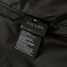 Prada 普拉达 2026FW早秋新品 立领夹棉马甲🎽简约高级的无袖外套,兼顾风度与温度。高密梭织外层面料,挺括抗皱, Prada 普拉达 2026FW早秋新品 立领夹棉马甲🎽简约高级的无袖外套,兼顾风度与温度。高密梭织外层面料,挺括抗皱,
