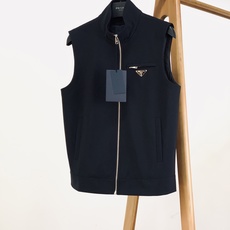 Prada 普拉达 2026FW早秋新品 立领夹棉马甲🎽简约高级的无袖外套,兼顾风度与温度。高密梭织外层面料,挺括抗皱, Prada 普拉达 2026FW早秋新品 立领夹棉马甲🎽简约高级的无袖外套,兼顾风度与温度。高密梭织外层面料,挺括抗皱,