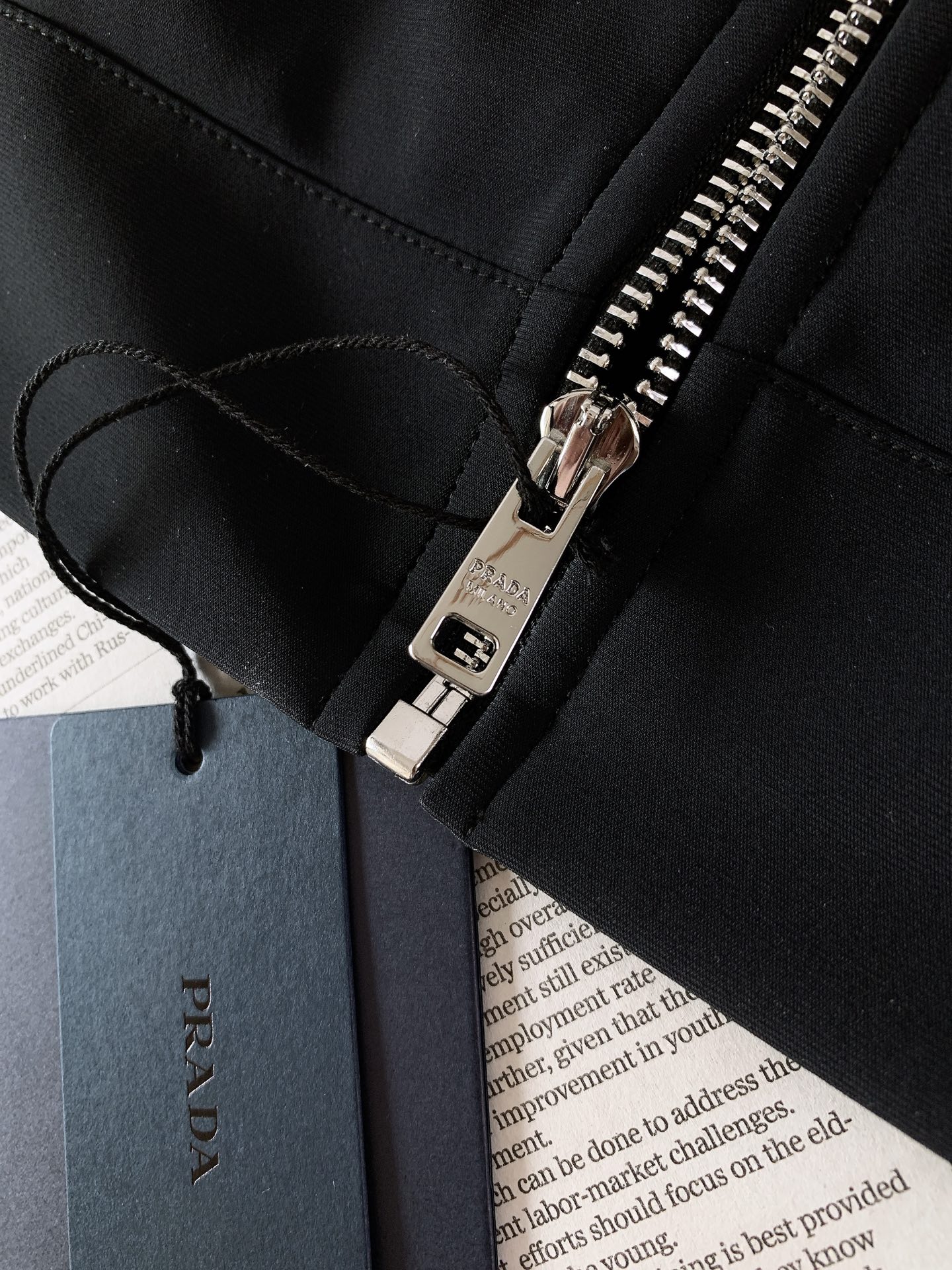 Prada 普拉达 2026FW早秋新品 立领夹棉马甲🎽简约高级的无袖外套,兼顾风度与温度。高密梭织外层面料,挺括抗皱, Prada 普拉达 2026FW早秋新品 立领夹棉马甲🎽简约高级的无袖外套,兼顾风度与温度。高密梭织外层面料,挺括抗皱,