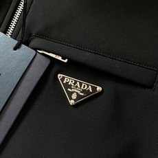 Prada 普拉达 2026FW早秋新品 立领夹棉马甲🎽简约高级的无袖外套,兼顾风度与温度。高密梭织外层面料,挺括抗皱, Prada 普拉达 2026FW早秋新品 立领夹棉马甲🎽简约高级的无袖外套,兼顾风度与温度。高密梭织外层面料,挺括抗皱,
