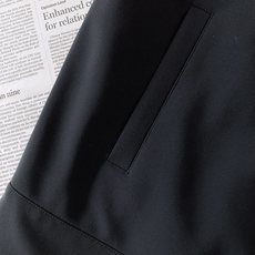 Prada 普拉达 2026FW早秋新品 立领夹棉马甲🎽简约高级的无袖外套,兼顾风度与温度。高密梭织外层面料,挺括抗皱, Prada 普拉达 2026FW早秋新品 立领夹棉马甲🎽简约高级的无袖外套,兼顾风度与温度。高密梭织外层面料,挺括抗皱,
