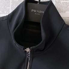Prada 普拉达 2026FW早秋新品 立领夹棉马甲🎽简约高级的无袖外套,兼顾风度与温度。高密梭织外层面料,挺括抗皱, Prada 普拉达 2026FW早秋新品 立领夹棉马甲🎽简约高级的无袖外套,兼顾风度与温度。高密梭织外层面料,挺括抗皱,
