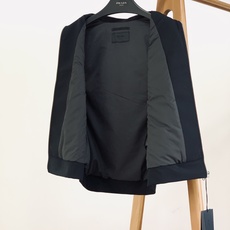 Prada 普拉达 2026FW早秋新品 立领夹棉马甲🎽简约高级的无袖外套,兼顾风度与温度。高密梭织外层面料,挺括抗皱, Prada 普拉达 2026FW早秋新品 立领夹棉马甲🎽简约高级的无袖外套,兼顾风度与温度。高密梭织外层面料,挺括抗皱,