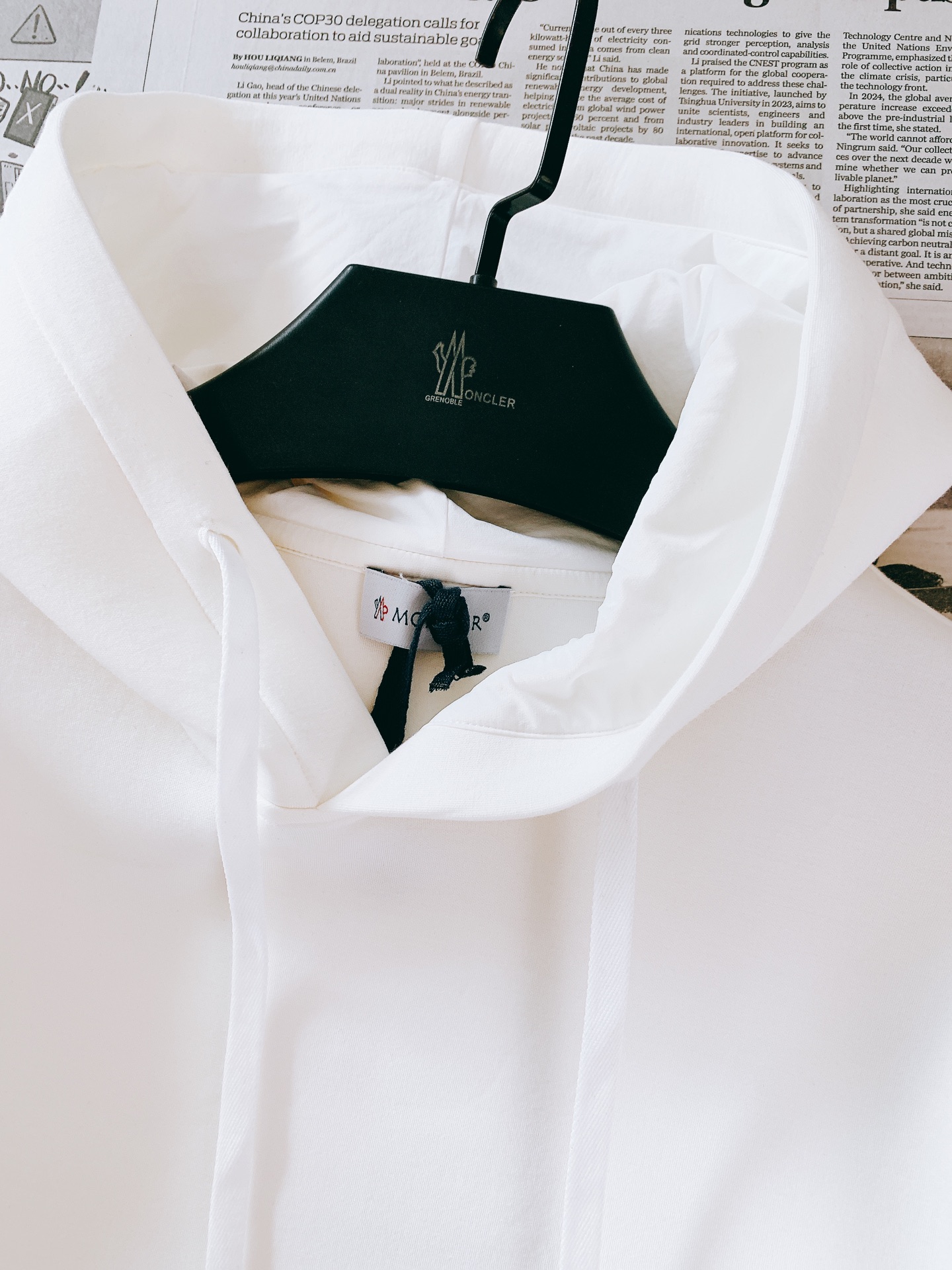 Moncler 蒙口 2026FW早秋新品 纯色太空棉连帽卫衣 高级永不过时的基础款，低调奢感拿捏。 高克重空气层面料，