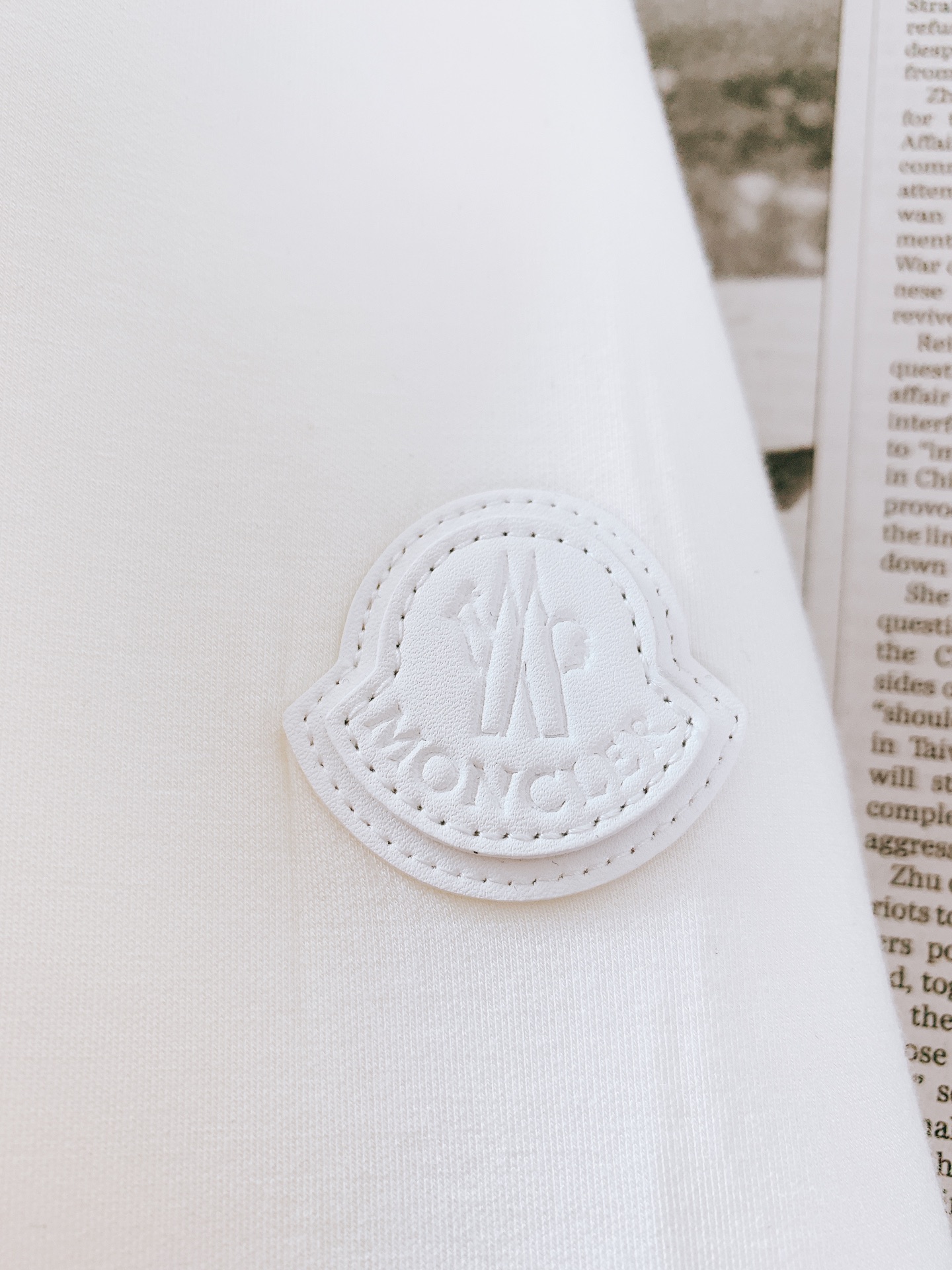 Moncler 蒙口 2026FW早秋新品 纯色太空棉连帽卫衣 高级永不过时的基础款，低调奢感拿捏。 高克重空气层面料，